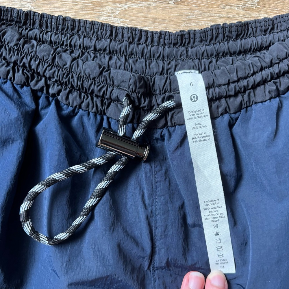 Lululemon Set Evergreen Anorak
Jacket and Shorts Size 4/6 True Navy - Picture 3 of 7